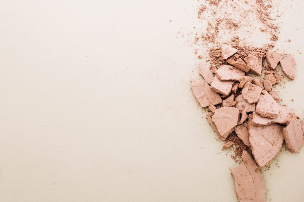 Jak naprawić pokruszony puder