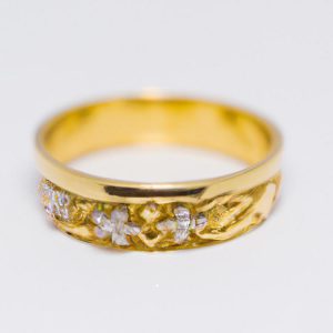 Jak wyczyścić złoty pierścionek?