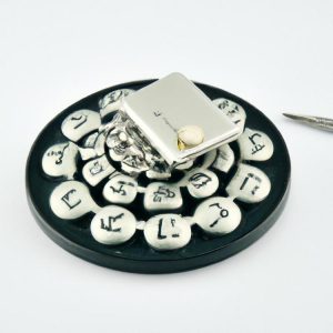 Jak zdjąć pierścionek ze spuchniętego palca?